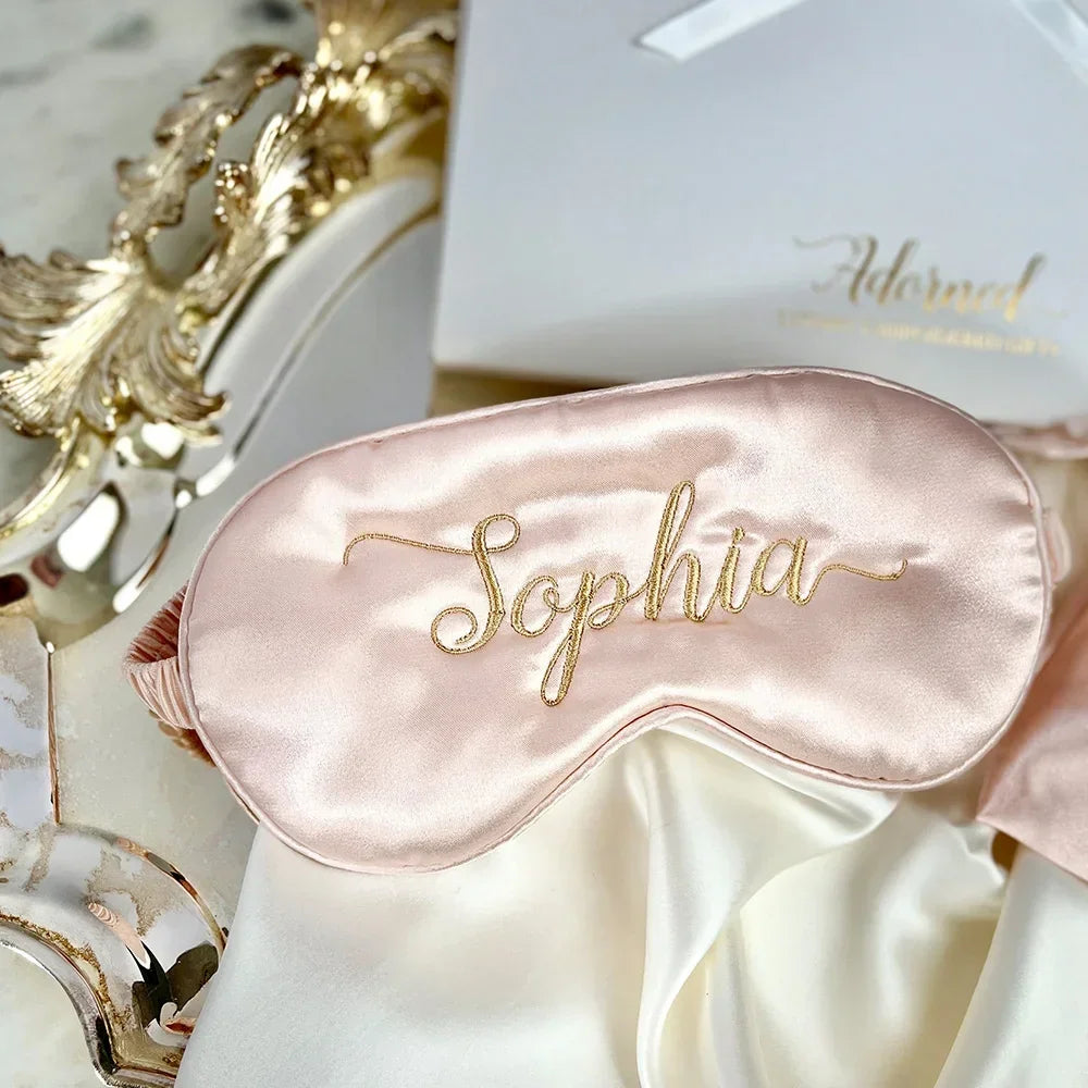 Masque Bride posé sur plateau chic avec fleurs – ambiance mariage