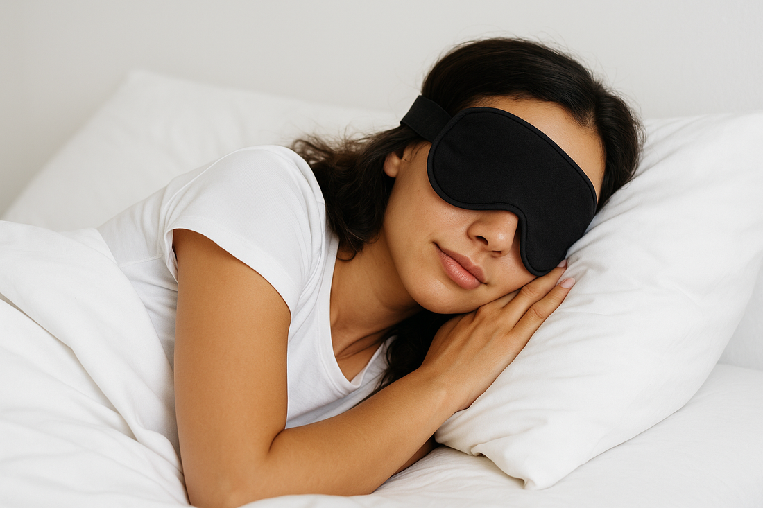 Femme dormant paisiblement avec un masque de nuit 3D noir